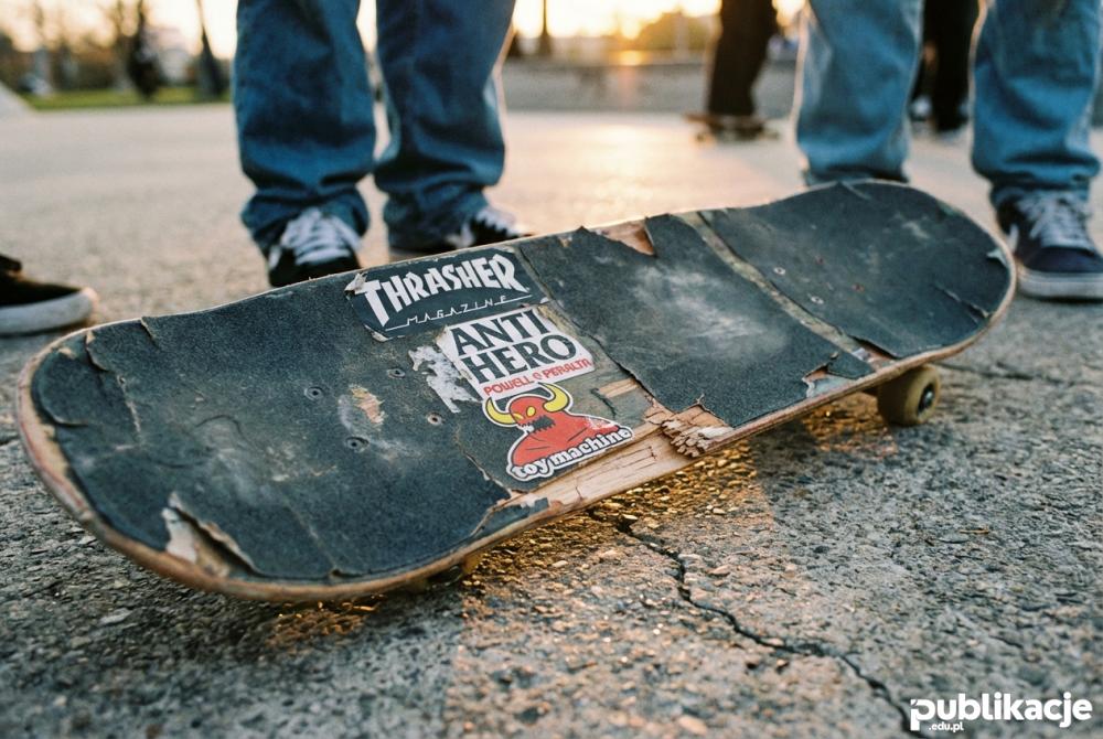 Zniszczona deskorolka detal gripu i drewna