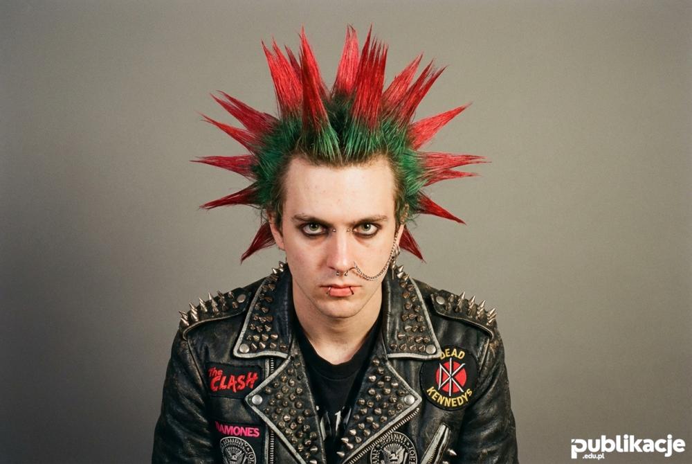 Portret punka z irokezem i kolczykami