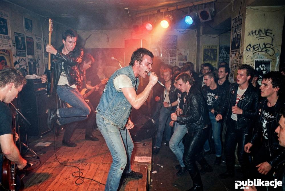 Koncert zespołu punkowego w małym klubie