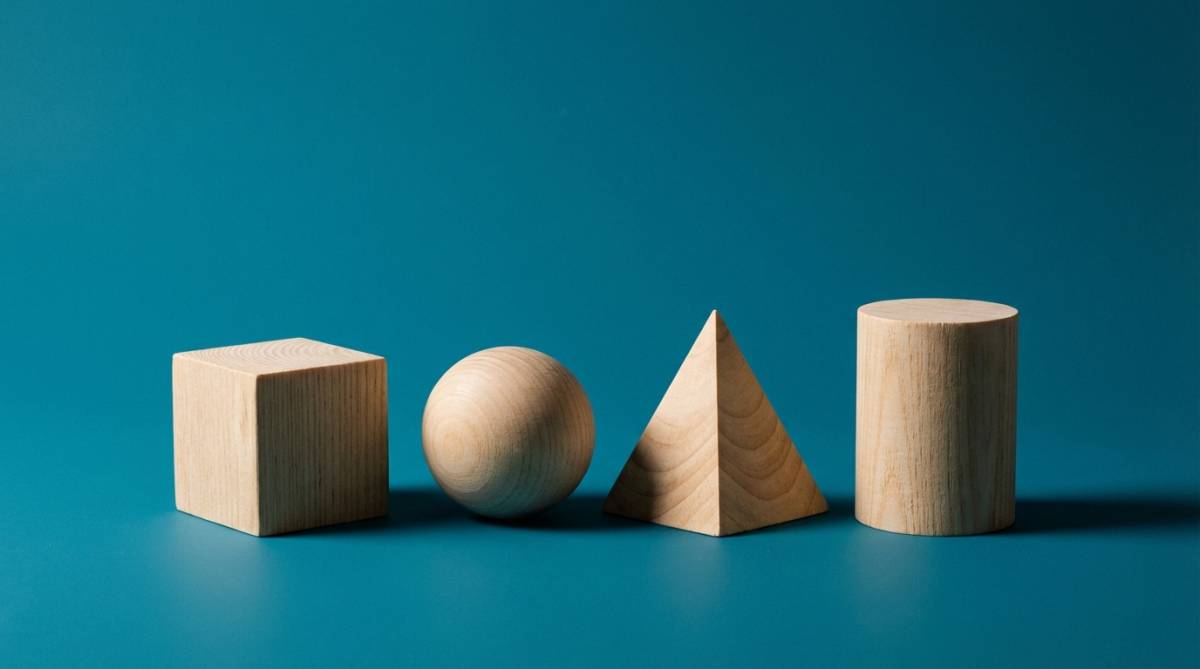 Drewniane bryły geometryczne na niebieskim tle symbolizujące różne typy osobowości