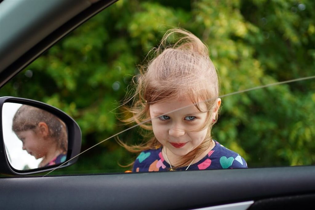 Dziewczynka zaglądają z zewnątrz do samochodu